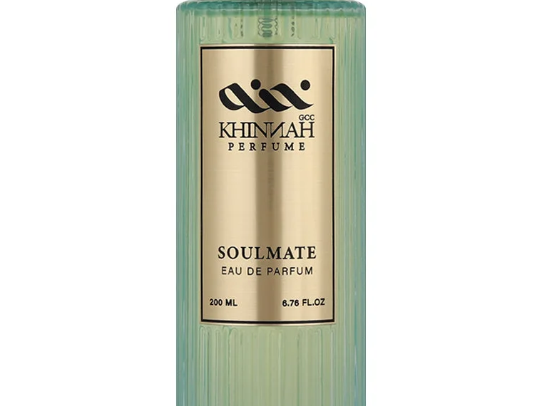 زجاجة سول ميت من الأمام: ملصقها الذهبي بشعار خنّة واسم SOULMATE وEAU DE PARFUM و200 ML، وزجاجها المضلّع الأخضر